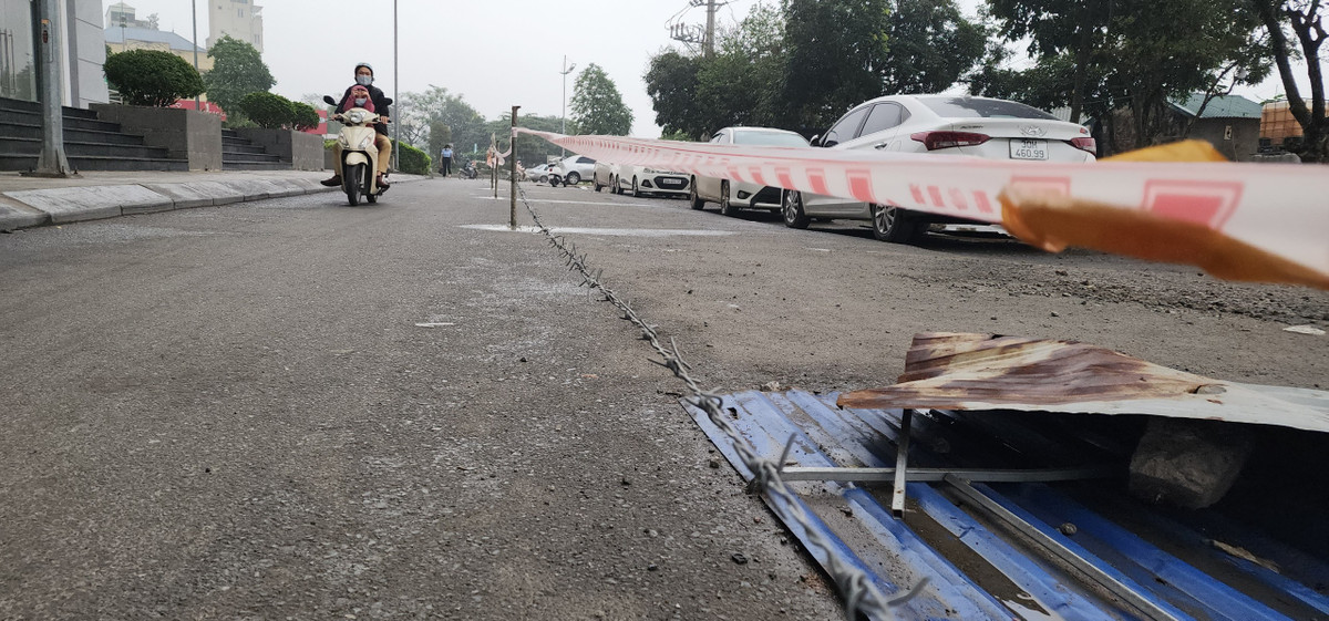 Trước đó, người dân địa phương cũng đã dựng hàng rào bằng các tấm tôn có cạnh sắc khiến cư dân lo lắng. Sau nhiều trận mưa gió, các tấm tôn bị đổ sập và nằm la liệt trên đoạn đường. Nay hàng rào đã được thay thế bằng các cọc kiên cố và thép gai.