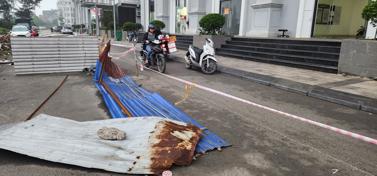 Nhiều cư dân bày tỏ sự lo ngại về sự cố tai nạn nghiêm trọng có thể xảy ra nếu giăng thép gai ngay giữa đường.