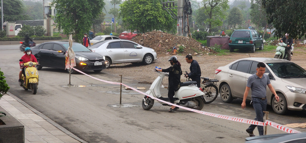 Chiều 12/4, đoạn đường sát cạnh chung cư Hateco Apollo, phường Phương Canh, quận Nam Từ Liêm (Hà Nội) bất ngờ bị một số người dân đóng cột kiên cố, giăng dây thép gai để ngăn đôi đoạn đường với mục đích phản đối việc chủ đầu tư dự án chung cư Hateco hết thời hạn thuê đất nhưng không hoàn trả.