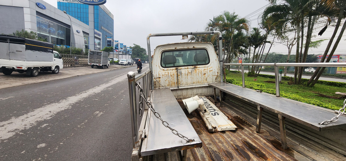 Các bộ phận của xe đều đã hoen gỉ, xuống cấp, hư hỏng nặng.