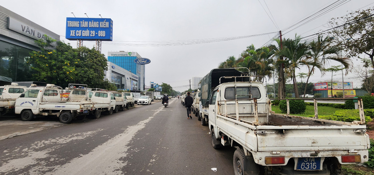 Nhìn cảnh hàng dài xe công phơi mưa, nắng chưa được sửa chữa khiến nhiều người xót xa.