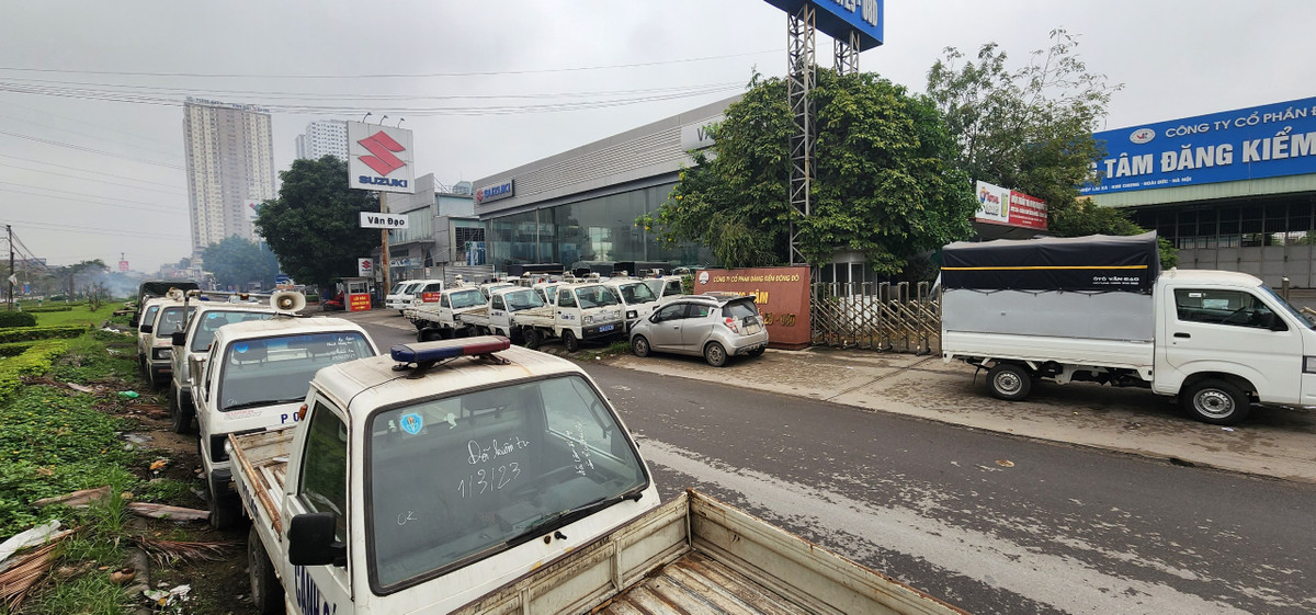 Những chiếc xe công vụ này đều thuộc chủng loại Suzuki, đã hoạt động nhiều năm nên tình trạng cũ nát thể hiện rõ.