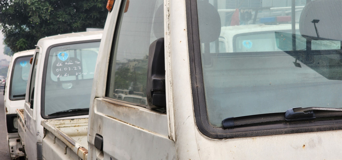 Phần lớn những chiếc xe công vụ này đều đã được kiểm tra từ tháng 3/2023 nhưng đến nay vẫn chưa thể sửa chữa, buộc phải nằm chờ nhiều ngày tại đại lý Suzuki KCN Lai Xá.