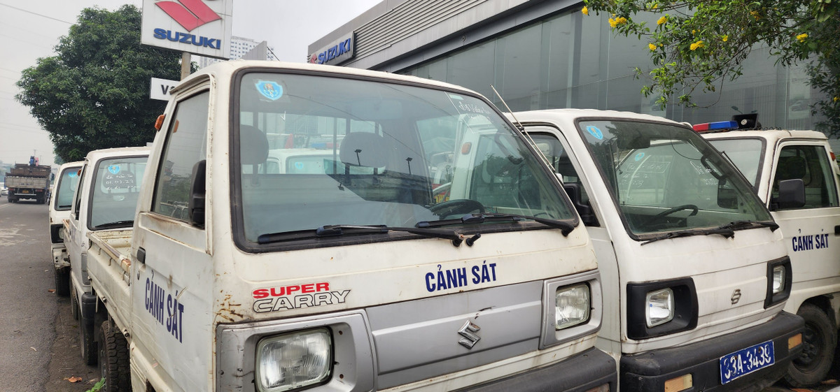 Ghi nhận của PV Báo Tri thức và Cuộc sống, ngày 12/4, tại khu vực đại lý ô tô Suzuki (Khu công nghiệp Lai Xá) huyện Hoài Đức, Hà Nội tập trung gần 30 chiếc xe công vụ của ngành công an đã cũ nát và hư hỏng xếp hàng chờ sửa chữa.