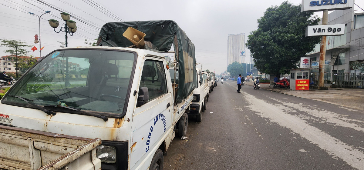 Thông tin từ nhân viên bảo vệ của đại lý Suzuki KCN Lai Xá cho biết, những chiếc xe công vụ ngành công an được đưa đến đây để sửa chữa. Tuy nhiên, đã xếp hàng, nằm chờ nhiều ngày nhưng vẫn chưa xong.