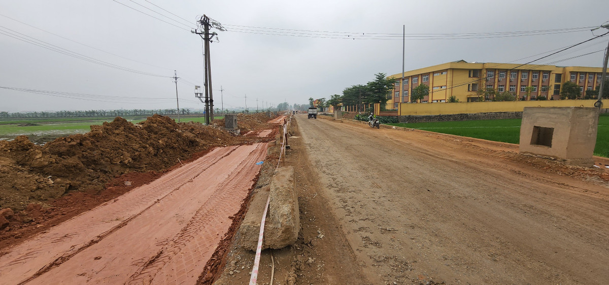 Theo người dân, dù đã thi công hơn 2 năm nhưng dự án vẫn chưa xong, còn ngổn ngang, nhiều đoạn suốt thời gian dài không thấy máy móc và công nhân tiến hành xây dựng.