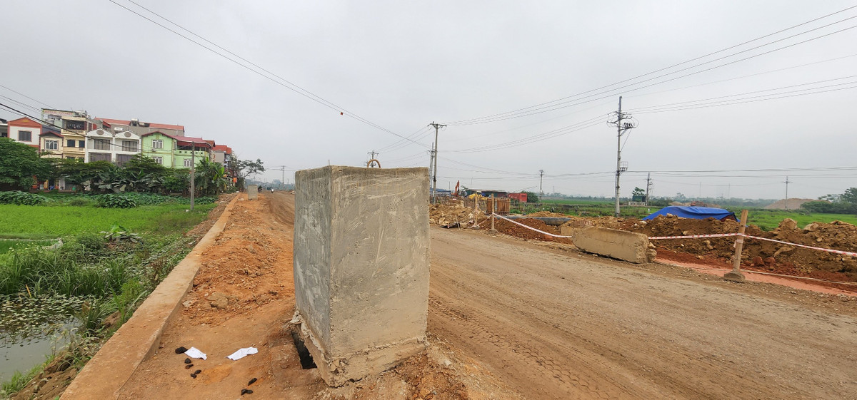 Ngày 11/4, ghi nhận của PV Báo Tri thức và Cuộc sống, tại công trường thi công dự án đường Sơn Đồng - Song Phương khá ít máy móc và công nhân. Một số đoạn không được giăng dây cảnh báo an toàn. Các hố cống được che đậy bởi các tảng đá và bê tông.