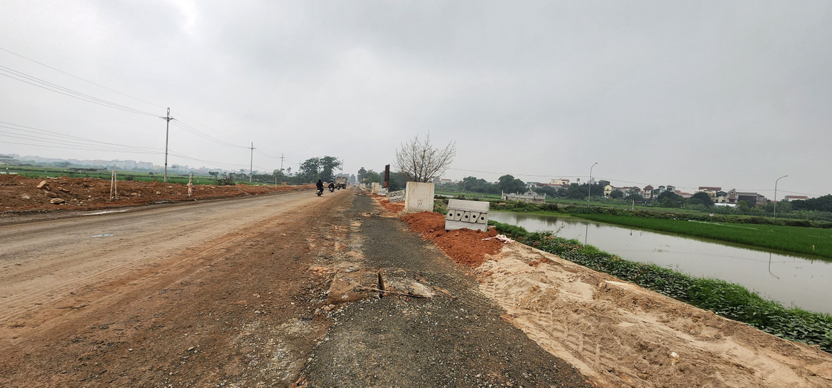 Việc vừa thi công vừa cho phép các phương tiện tham gia giao thông cũng khiến nguy cơ tai nạn xảy ra trên đoạn đường này.