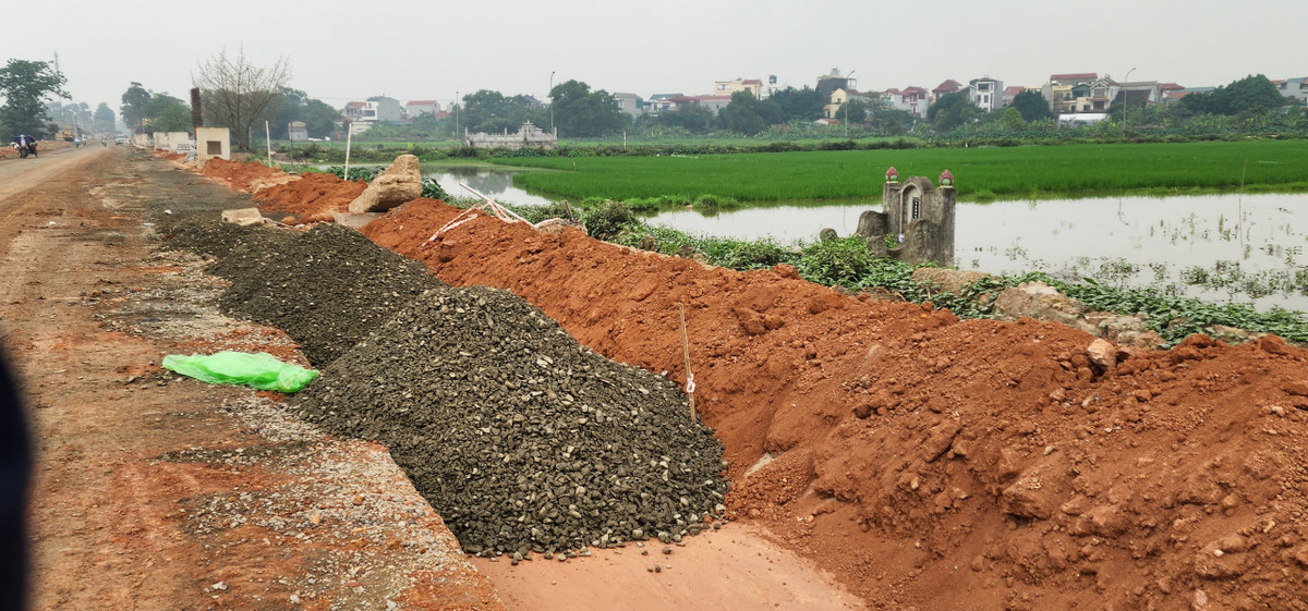 Tìm hiểu của PV, dự án nâng cấp, cải tạo Sơn Đồng - Song Phương được khởi công xây dựng ngày 29/12/2021 với tiến độ 540 ngày phải hoàn thiện. Đây là loại công trình giao thông cấp III với tổng chiều dài 3,3km, tổng vốn đầu tư hơn 140 tỷ đồng.