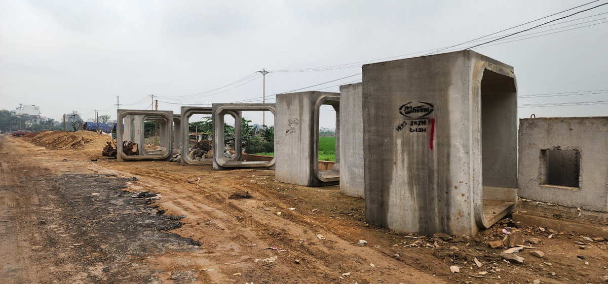 Trao đổi với PV Báo Tri thức và Cuộc sống, ông Nguyễn Xuân Vân, Giám đốc Ban quản lý dự án đầu tư xây dựng huyện Hoài Đức khẳng định: "Dự án không bị chậm tiến độ. Hiện các nhà thầu đang lắp đặt ống cống, trong tháng 6 sẽ tiến hành thảm mặt đường và hoàn thành dự án".