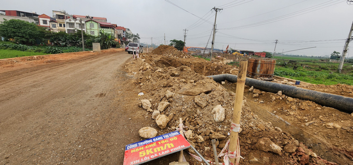 Phản ánh đến Báo Tri thức và Cuộc sống, người dân 2 xã Sơn Đồng và Song Phương (huyện Hoài Đức, TP. Hà Nội) cho biết, dự án nâng cấp, cải tạo đường Sơn Đồng - Song Phương thi công ì ạch, gây bụi vào ngày nắng, trơn trượt vào ngày mưa khiến người dân lo lắng về an toàn khi đi lại.