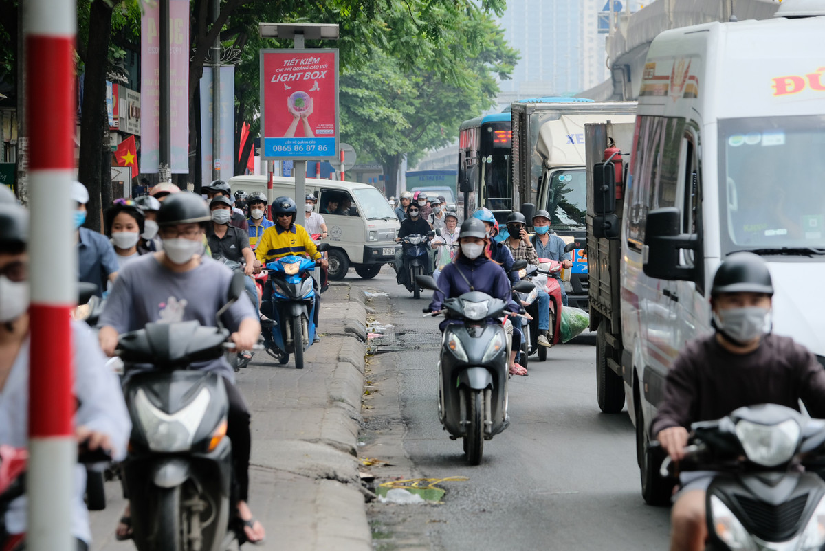Tại đường Khuất Duy Tiến - Nguyễn Xiển (quận Hai Bà Trưng) bắt đầu chật cứng và ùn tắc nặng do lưu lượng đổ về lớn. Nhiều xe đi trên đường buộc phải chuyển hướng.