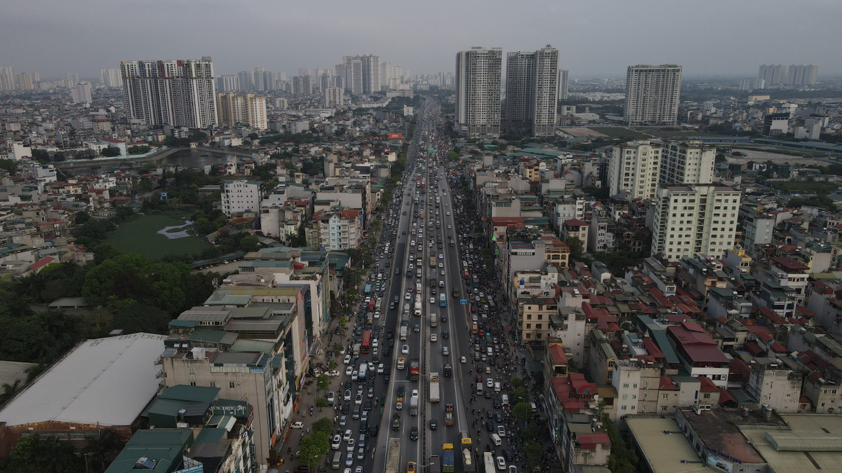 Chiều muộn, đoạn qua khu nhà ở sinh viên Pháp Vân - Tứ Hiệp, các xe di chuyển dễ dàng. Tuy nhiên, càng về gần địa phận quận Hoàng Mai, dòng xe càng đông đúc.