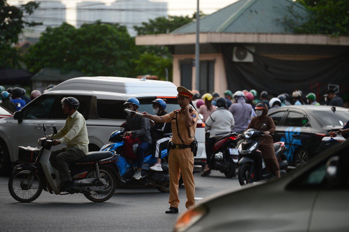 Lực lượng chức năng luôn được bố trí tại các ngã ba, ngã tư và nút giao để điều tiết giao thông, hạn chế tối đa tình trạng ùn ứ kéo dài.