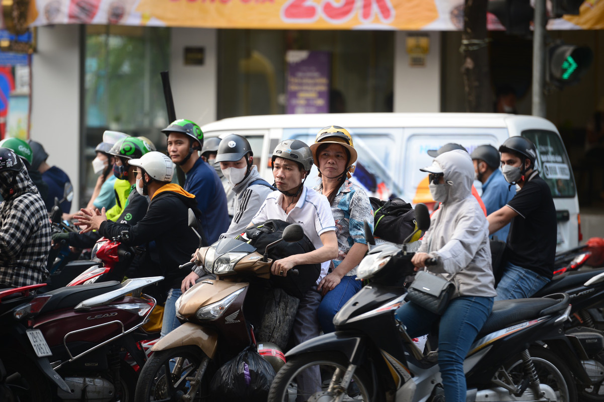 Sự mệt mỏi thể hiện rõ trên nét mặt của những người đi xe máy.