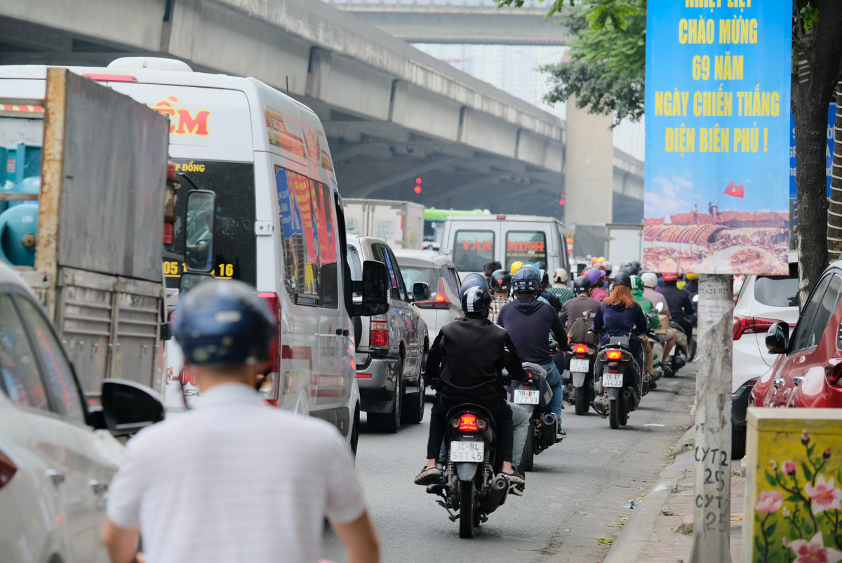 Tuyến đường bên dưới vành đai 3 xuất hiện tình trạng ùn ứ kéo dài, người dân phải di chuyển chậm.