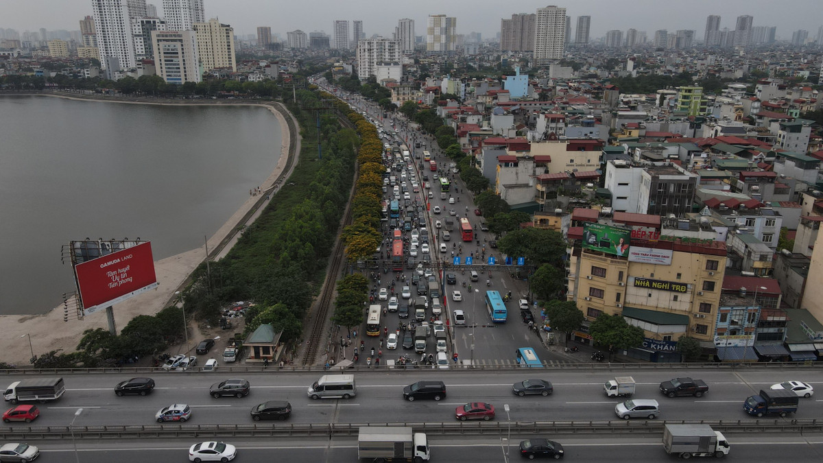 Đường Giải Phóng rơi vào cảnh ùn ứ khi là điểm nối giữa bến xe Giáp Bát và bến xe Nước Ngầm.