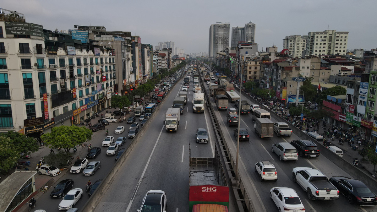 Phải mất 2 giờ đồng hồ, ô tô di chuyển trên vành đai 3 mới dời khỏi cung đường.