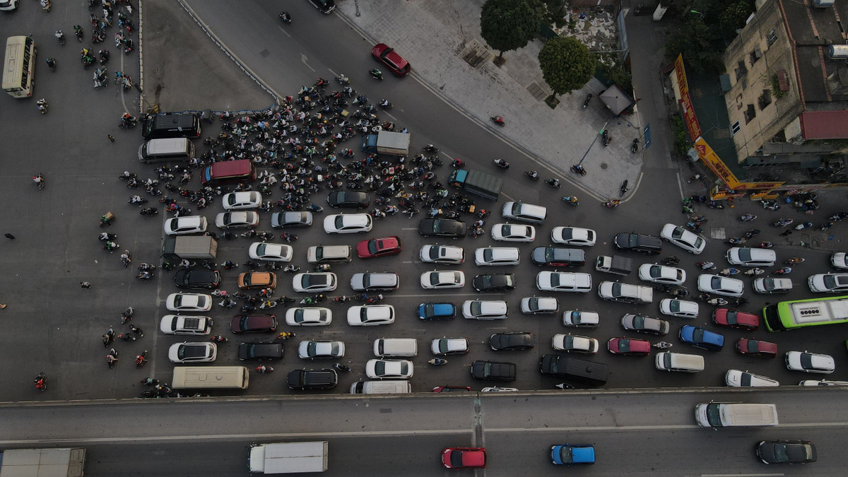 Các phương tiện đông đúc chủ yếu mắc ở các ngã rẽ, nút giao.