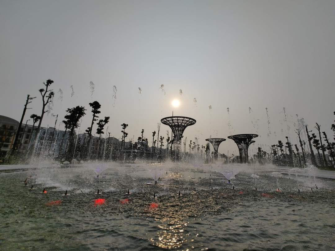 Đây là sự kết hợp tinh tế giữa âm nhạc và ánh sáng, sử dụng công nghệ phun nước của Đức với 300 vòi phun, theo nhiều chủ đề khác nhau: Thăng hoa tỏa sáng, Điểm hẹn ánh dương, Bản hòa tấu của biển… mang đến cho người dân và du khách những trải nghiệm mới mẻ lần đầu tiên xuất hiện tại Sầm Sơn.