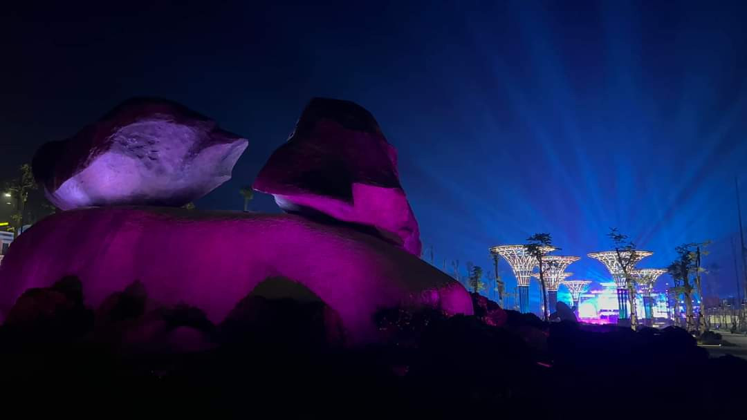 Trong màn đêm, ánh sáng huyền ảo và hấp dẫn từ quảng trường biển Sầm Sơn đã thu hút nhiều sự quan tâm của du khách. Sầm Sơn hứa hẹn mang lại cho du khách sự hấp dẫn đặc biệt với những thay đổi hiện đại cả về công trình du lịch lẫn cách làm dịch vụ.