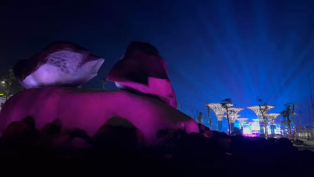 Trong màn đêm, ánh sáng huyền ảo và hấp dẫn từ quảng trường biển Sầm Sơn đã thu hút nhiều sự quan tâm của du khách. Sầm Sơn hứa hẹn mang lại cho du khách sự hấp dẫn đặc biệt với những thay đổi hiện đại cả về công trình du lịch lẫn cách làm dịch vụ.