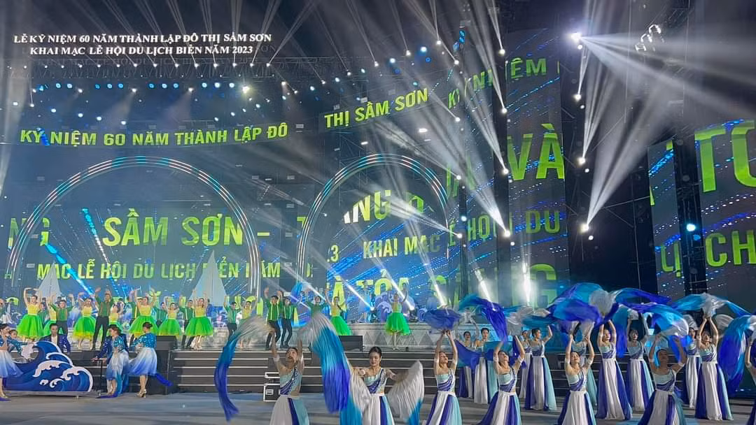 Sự kiện khai mạc lễ hội tối 22/4 sẽ mở đầu cho mùa du lịch hè sôi động của phố biển Sầm Sơn. Ngay trong đêm 22/4, show trình diễn nhạc nước do Sun Group tài trợ sẽ được ra mắt tại khu vực Quảng trường biển và kéo dài đến hết mùa hè để phục vụ khách tham quan.