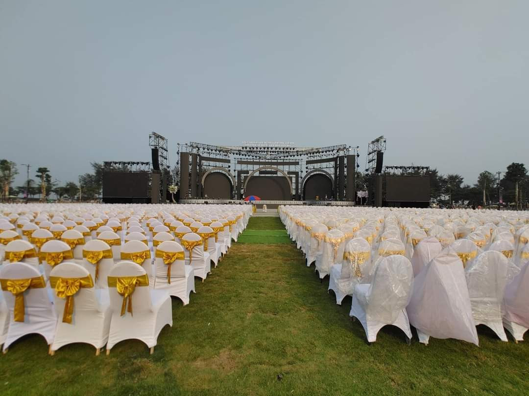 Ghi nhận của PV Báo Tri thức và Cuộc sống, chiều tối 21/4, tại quảng trường biển Sầm Sơn luôn ngập trong không khí lễ hội với những hoạt động chạy duyệt chương trình văn nghệ chào đón lễ kỷ niệm 60 năm đô thị Sầm Sơn và Khai mạc Lễ hội Du lịch Sầm Sơn năm 2023.