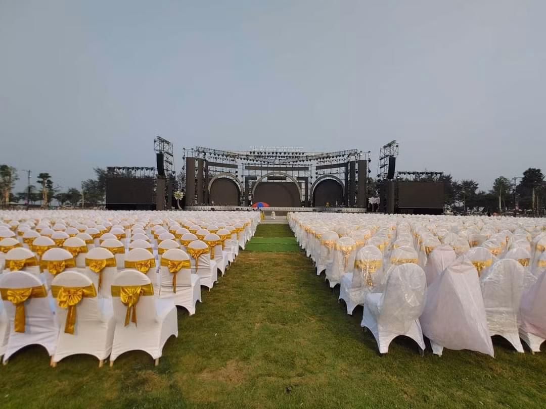 Ghi nhận của PV Báo Tri thức và Cuộc sống, chiều tối 21/4, tại quảng trường biển Sầm Sơn luôn ngập trong không khí lễ hội với những hoạt động chạy duyệt chương trình văn nghệ chào đón lễ kỷ niệm 60 năm đô thị Sầm Sơn và Khai mạc Lễ hội Du lịch Sầm Sơn năm 2023.