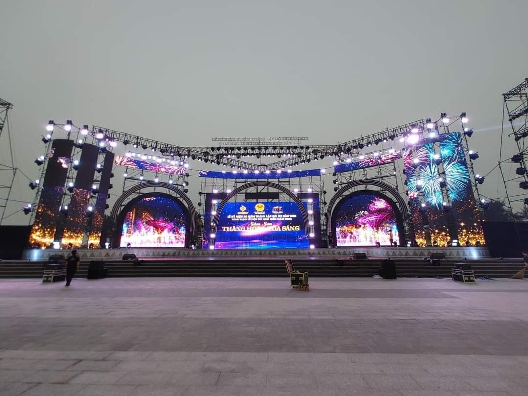 Sân khấu chính tổ chức lễ khai mạc được chuẩn bị kỹ lưỡng, công phu và rực rỡ ánh sáng.