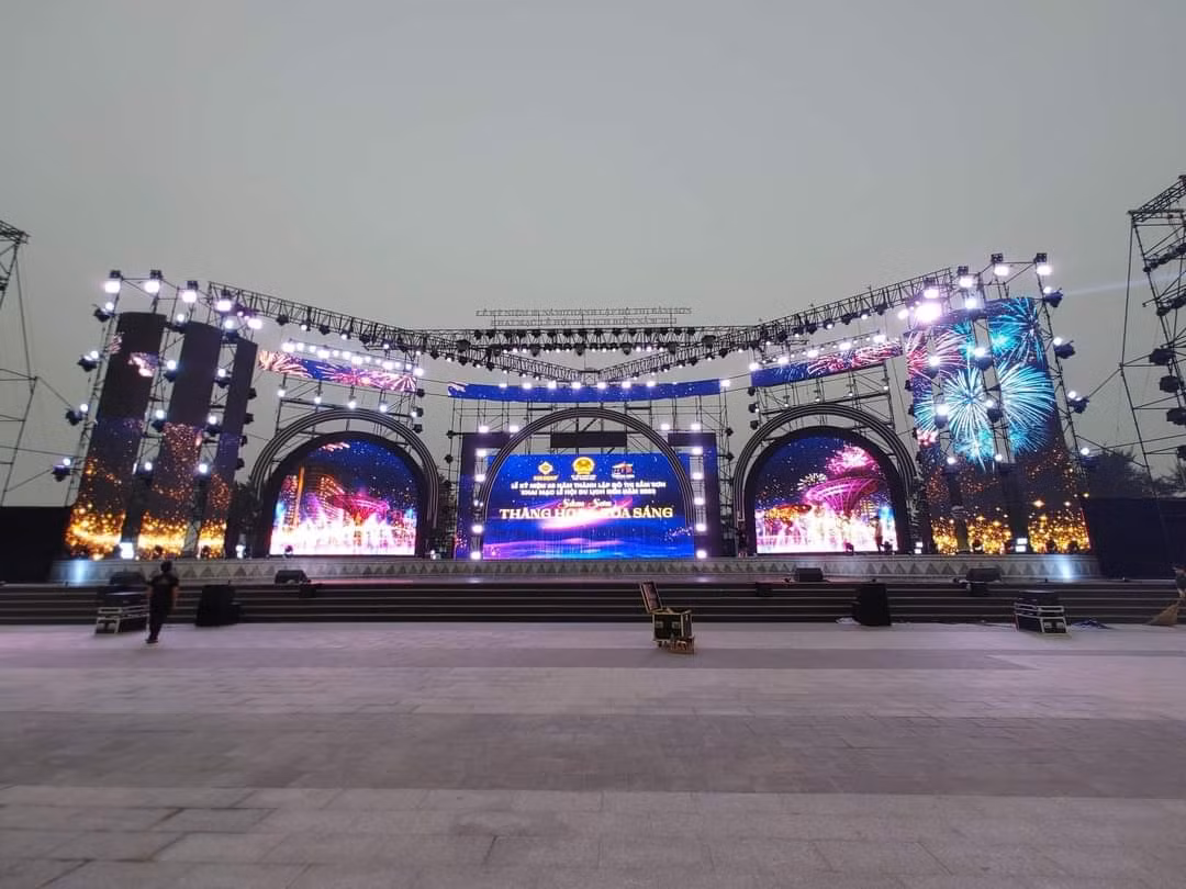 Sân khấu chính tổ chức lễ khai mạc được chuẩn bị kỹ lưỡng, công phu và rực rỡ ánh sáng.