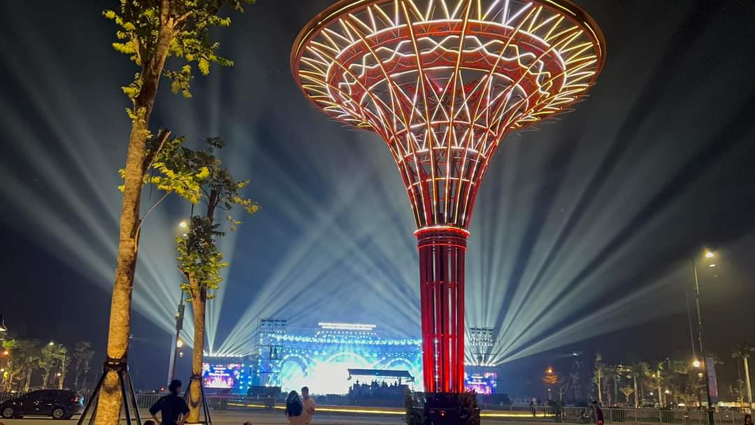 Dự kiến, mỗi show nhạc nước sẽ kéo dài trong 15 phút, diễn ra vào các khung giờ cố định 18h30, 19h30, 20h30 các ngày thứ 3, thứ 5, thứ 7 (riêng dịp nghỉ lễ cuối tháng sẽ biểu diễn liên tục từ 29/4 đến 2/5).