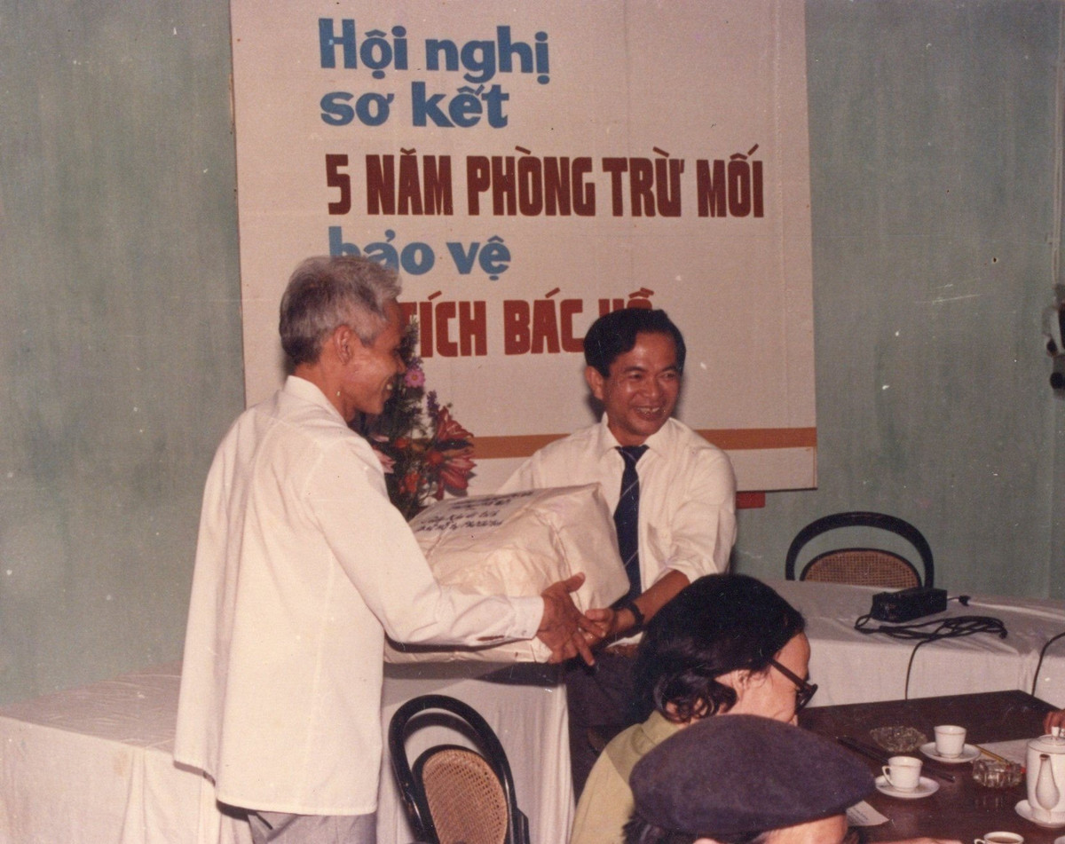 Cố PGS.TS Vũ Văn Tuyển (bên phải) trong Hội nghị tổng kết 5 năm phòng trừ mối bảo vệ di tích Bác Hồ