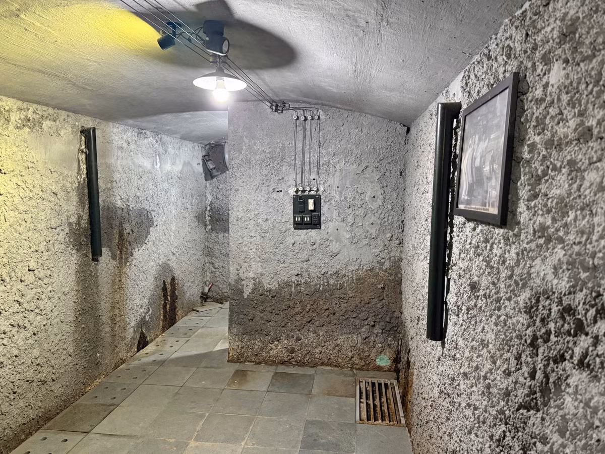  Căn hầm nằm trong khuôn viên Tổng công ty Điện lực miền Bắc, số 20 Trần Nguyên Hãn, ngay cạnh hồ Hoàn Kiếm. Đây là khu vực từng thuộc Nhà máy đèn Bờ Hồ, một công trình quan trọng cung cấp điện cho Hà Nội từ thời Pháp thuộc. Công trình được xây dựng hết sức kiên cố và vững chắc.