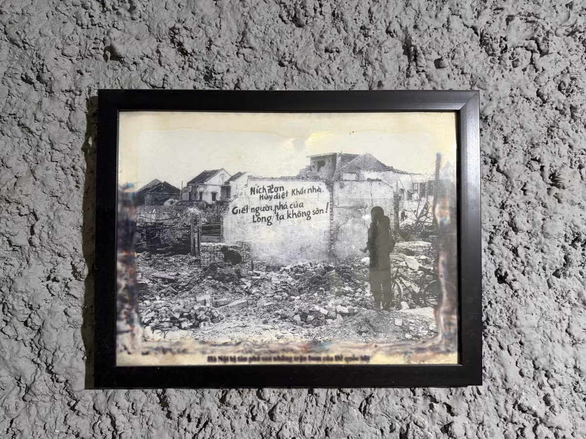 Tư liệu còn lưu giữ được trong hầm được treo ngay ngắn, cẩn thận trên tường