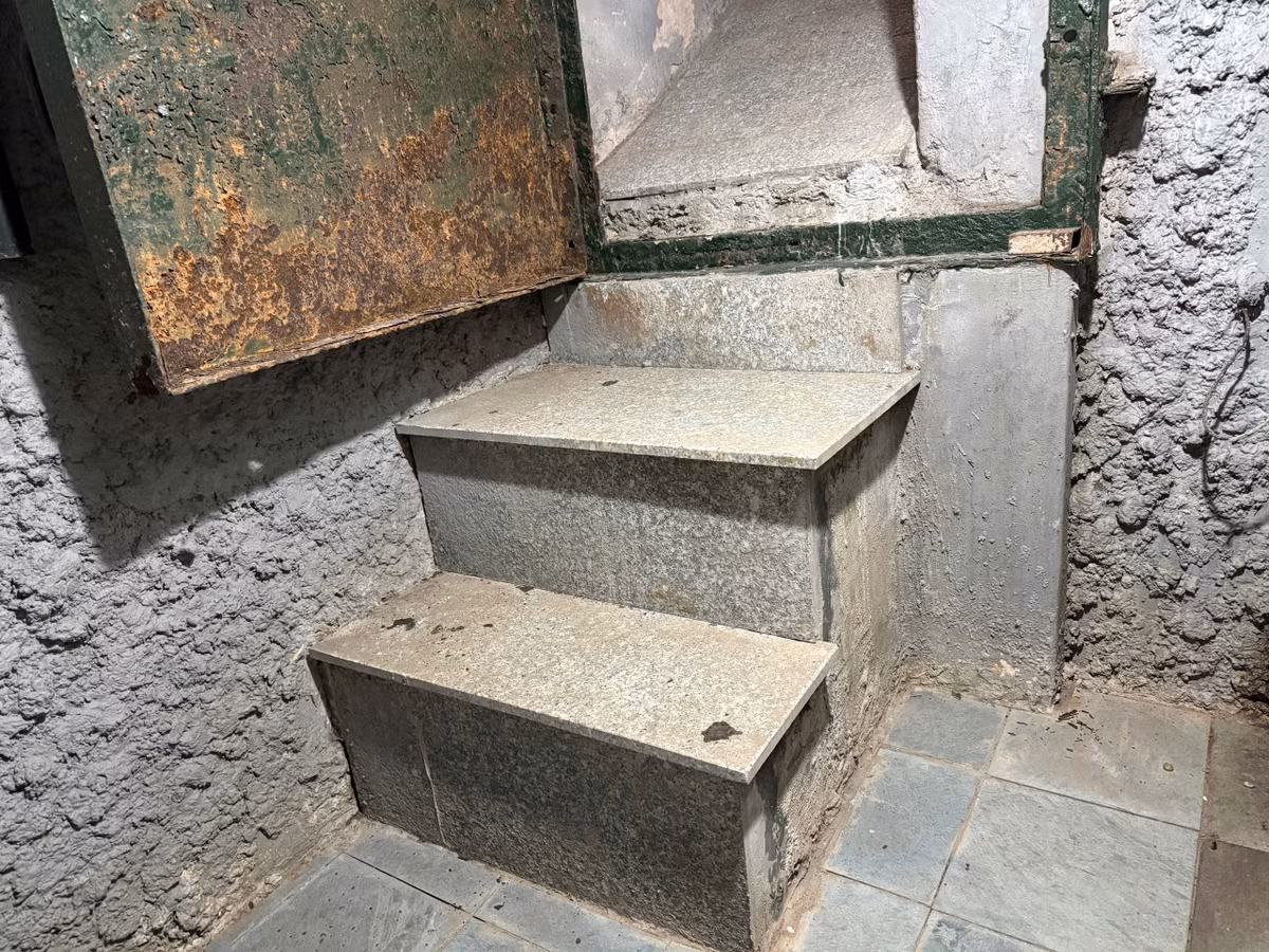 Lối vào căn hầm có 5 bậc thang, rộng khoảng 70cm, thiết kế đủ để một người di chuyển xuống một cách an toàn.