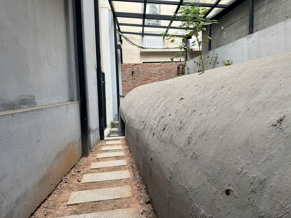 Nắp hầm được xây dựng bằng bê tông với độ dày vài chục cm để chống bom.