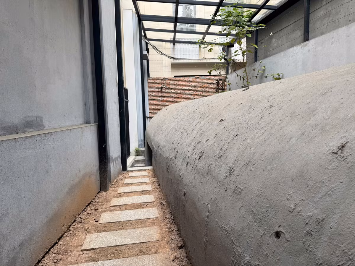 Nắp hầm được xây dựng bằng bê tông với độ dày vài chục cm để chống bom.