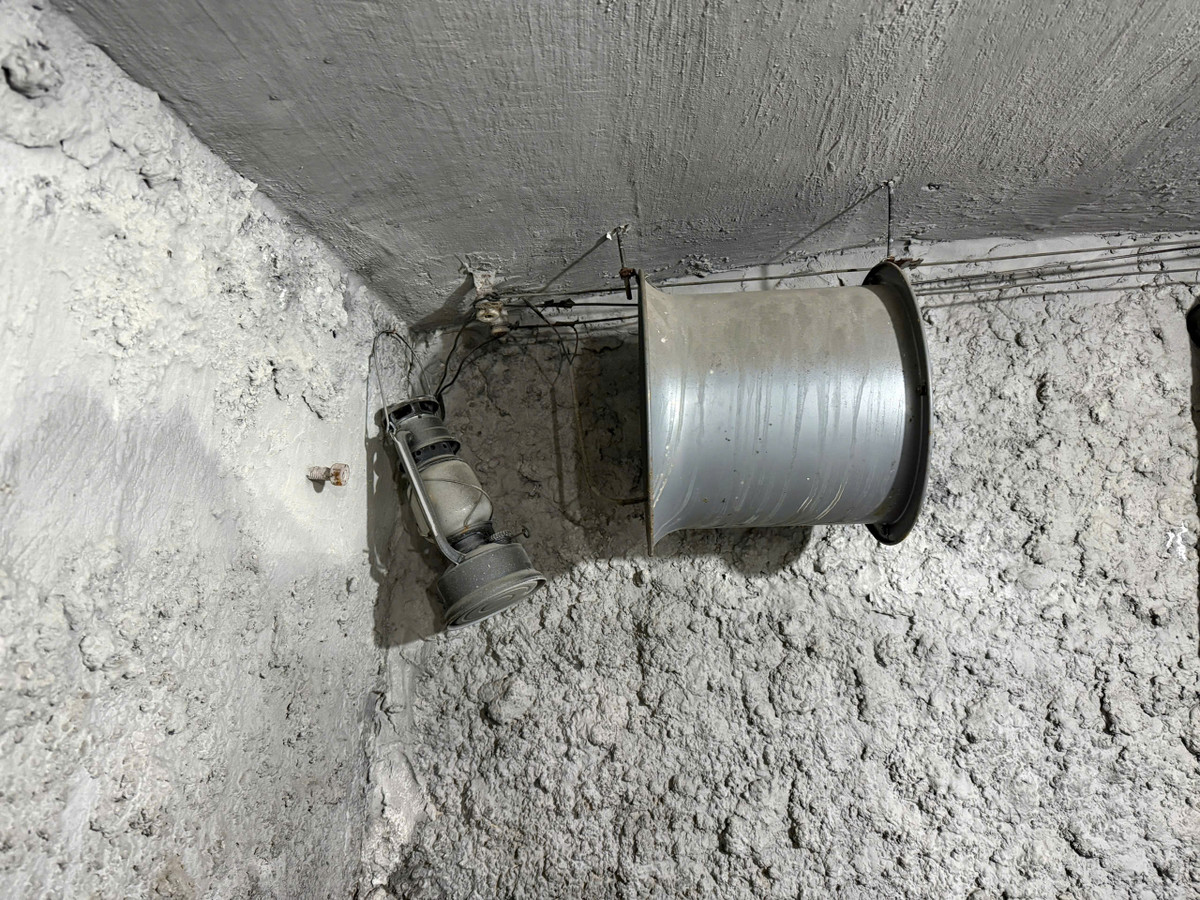 Hiện tại hầm vẫn giữ được sự kiên cố đáng kinh ngạc. Tường gạch chỉ có dấu hiệu xuống cấp nhẹ, nhưng tổng thể công trình vẫn gần như nguyên trạng.