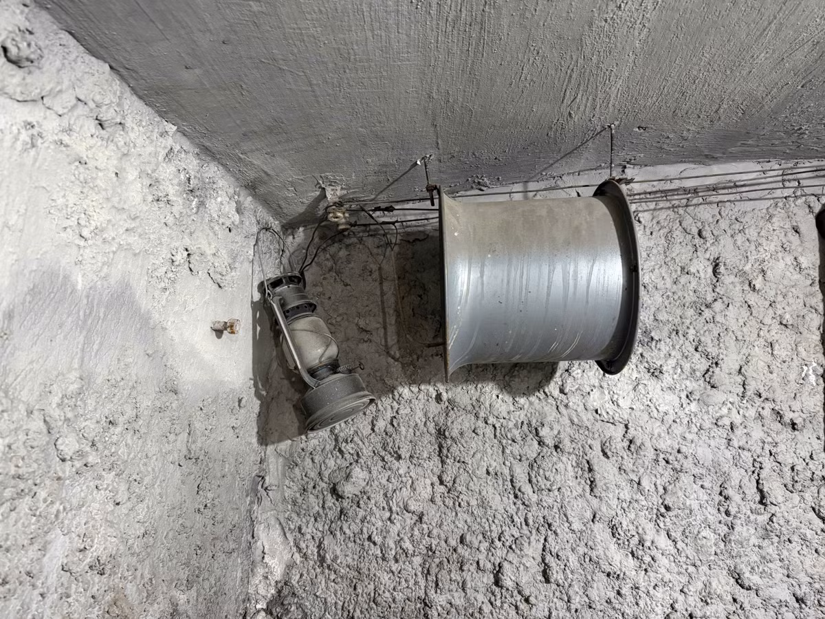 Hiện tại hầm vẫn giữ được sự kiên cố đáng kinh ngạc. Tường gạch chỉ có dấu hiệu xuống cấp nhẹ, nhưng tổng thể công trình vẫn gần như nguyên trạng.