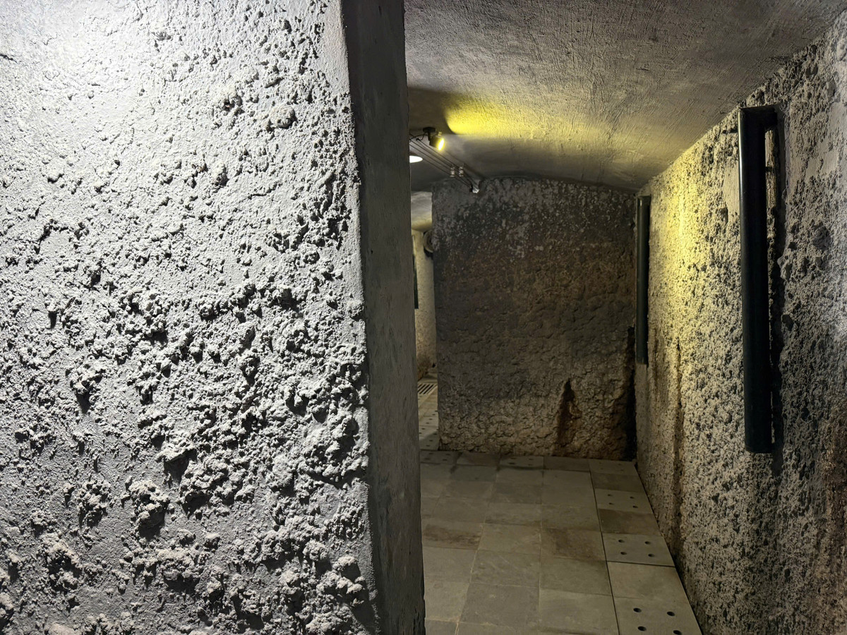 Căn hầm được xây dựng kiên cố với bốn không gian chính, bao gồm hai phòng lớn, mỗi phòng có diện tích khoảng 6-7m², hai ngăn nhỏ, có thể từng được sử dụng để chứa tài liệu, thiết bị quan trọng.