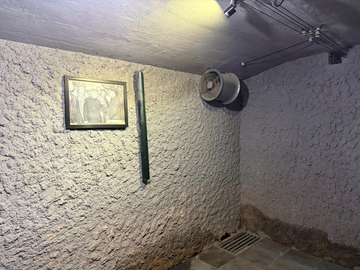 Các chuyên gia dự đoán, căn hầm là nơi trú ẩn của các công nhân ngành điện khi máy bay địch tấn công. Đây dự kiến cũng là trung tâm chỉ huy, nơi các kỹ sư và công nhân điều phối hoạt động khắc phục sự cố điện sau mỗi đợt ném bom.