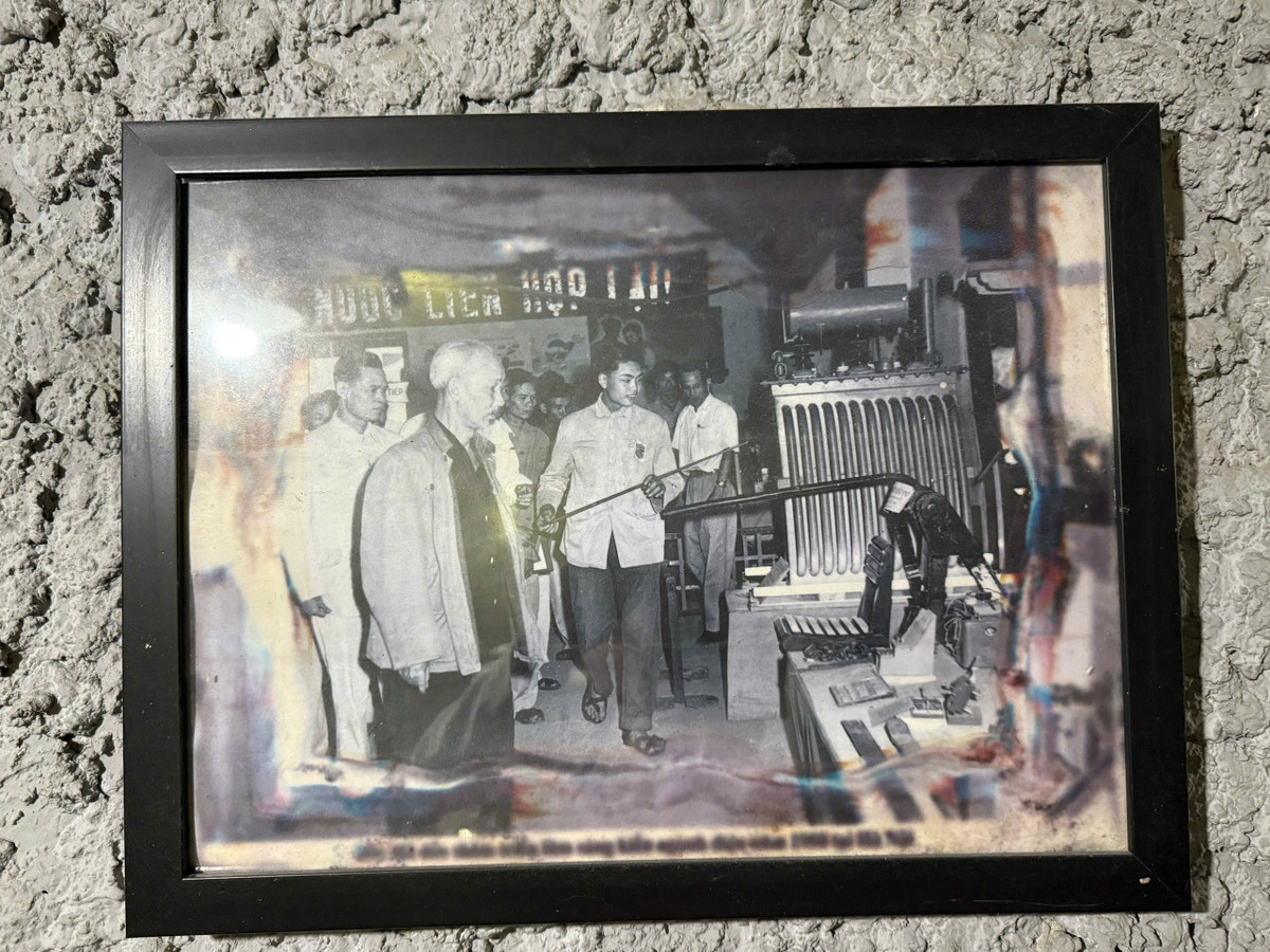 Các hình ảnh và tư liệu về ngành điện trong chiến tranh được treo trên tường, giúp người xem hiểu rõ hơn về những năm tháng chiến đấu và hy sinh của các công nhân ngành điện.