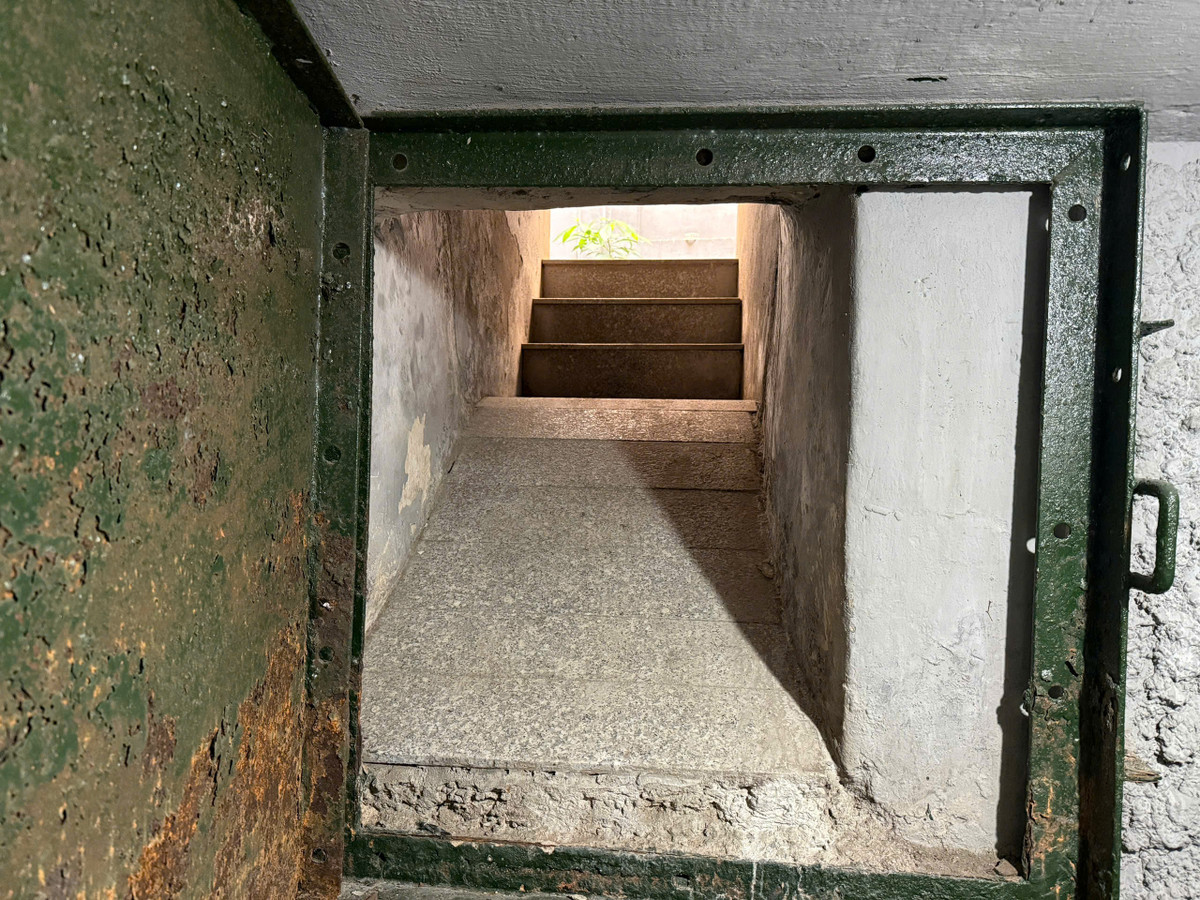 Trong nhiều thập kỷ, căn hầm hoàn toàn bị lãng quên, lối vào bị bịt kín và nằm sâu dưới nền đất. Đến năm 2019, trong quá trình trùng tu lại trụ sở, công nhân đã phát hiện ra. Hiện tại, lối ra vào hầm đã được dọn dẹp sạch để phục vụ công tác bảo quản và nghiên cứu.