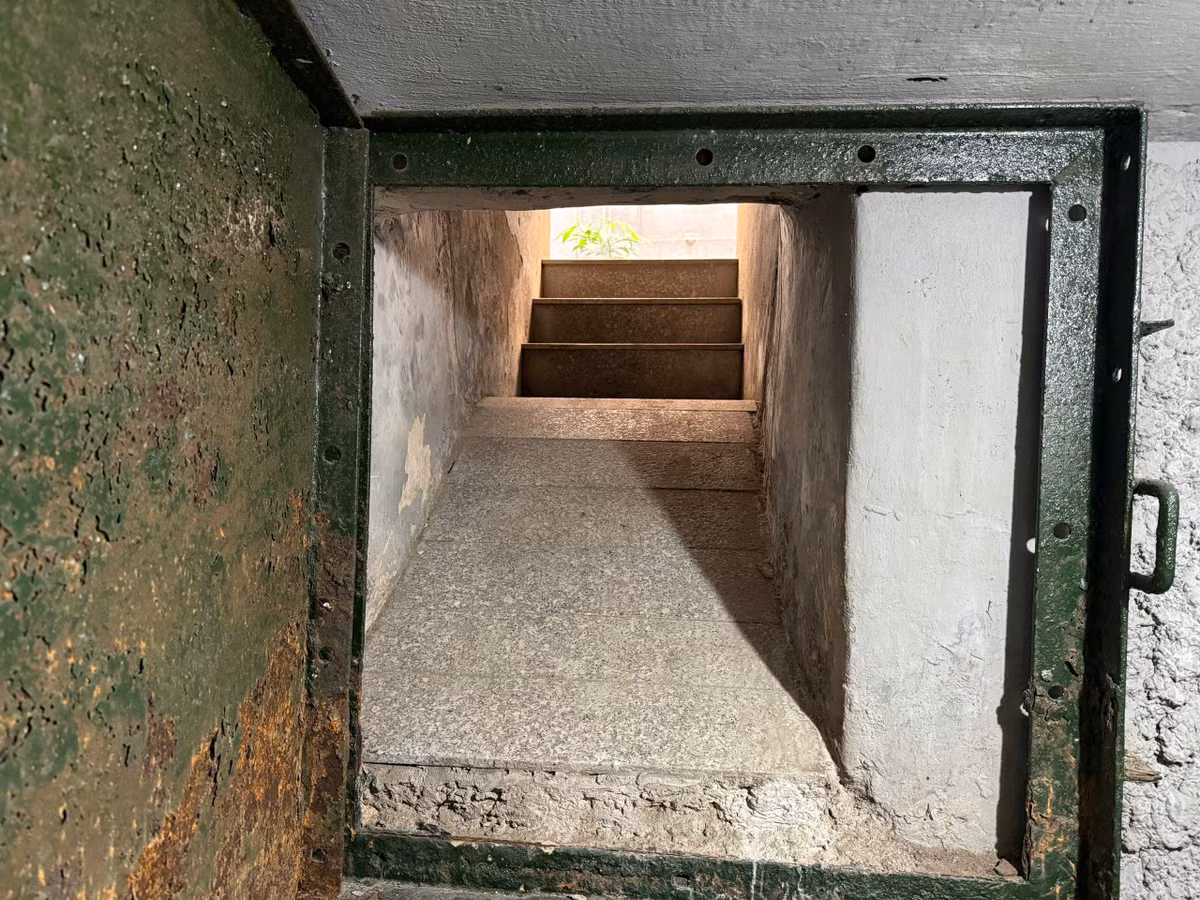 Trong nhiều thập kỷ, căn hầm hoàn toàn bị lãng quên, lối vào bị bịt kín và nằm sâu dưới nền đất. Đến năm 2019, trong quá trình trùng tu lại trụ sở, công nhân đã phát hiện ra. Hiện tại, lối ra vào hầm đã được dọn dẹp sạch để phục vụ công tác bảo quản và nghiên cứu.