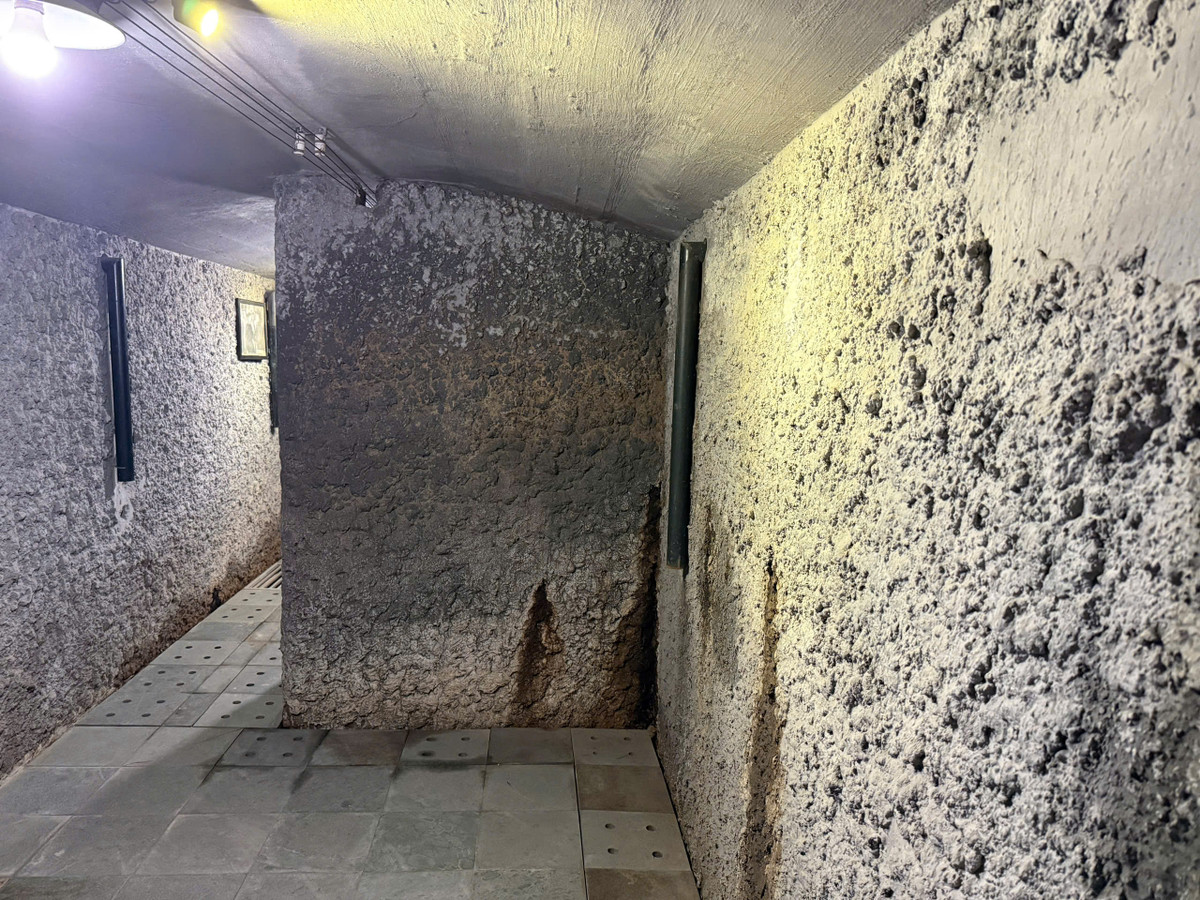 Tường hầm vẫn giữ nguyên màu sắc và kết cấu ban đầu, không có sự can thiệp lớn để bảo tồn dấu tích lịch sử.