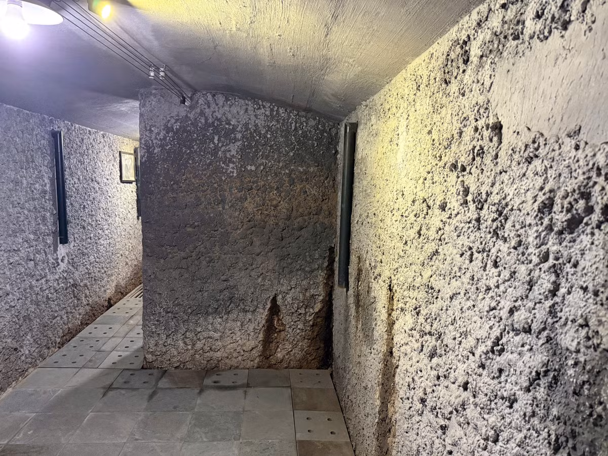 Tường hầm vẫn giữ nguyên màu sắc và kết cấu ban đầu, không có sự can thiệp lớn để bảo tồn dấu tích lịch sử.