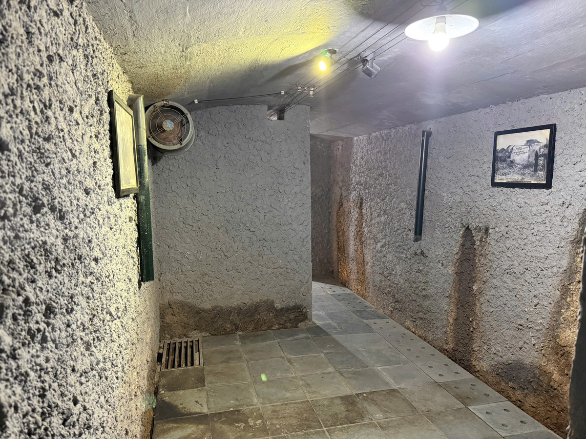 Theo dự đoán ban đầu của các chuyên gia, căn hầm có tuổi thọ khoảng 100 năm tuổi, không chỉ là một công trình kiến trúc độc đáo, mà còn là chứng nhân của một giai đoạn lịch sử đầy gian khó. Hiện tại, bên trong hầm đã được dọn dẹp sạch sẽ và giữ gìn nguyên trạng.