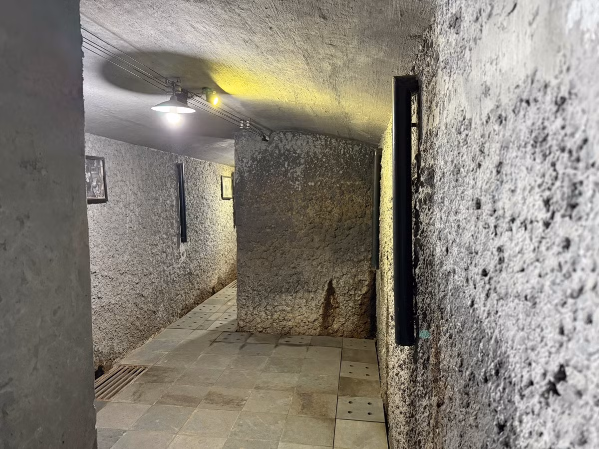 Hiện tại hầm đã được lắp đặt hệ thống chiếu sáng để phục vụ nghiên cứu.