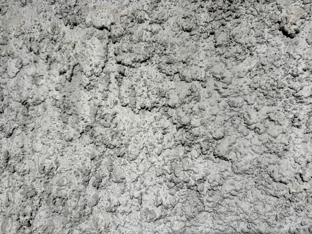 Các phòng được ngăn cách bằng những bức tường gạch dày, tạo thành một kết cấu vững chắc có thể chịu được rung chấn từ bom đạn.